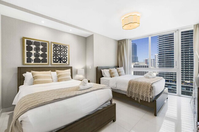 Building Photo - 485 Brickell Ave