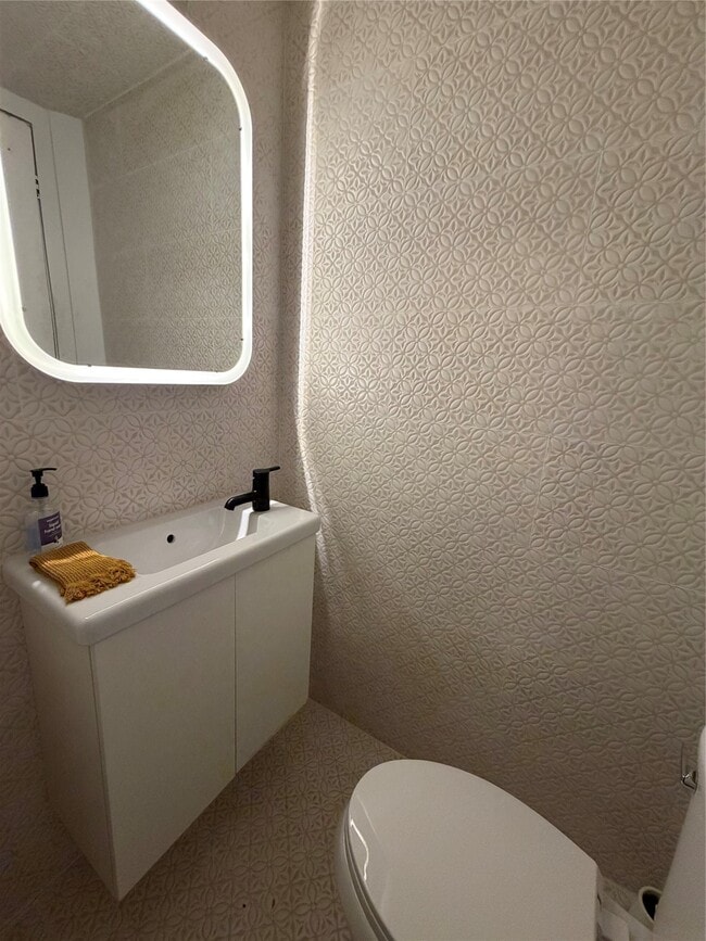 Building Photo - 402 Hyde Park Blvd