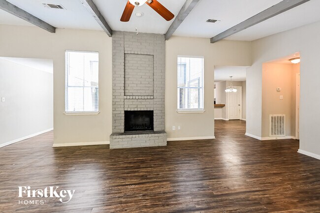 Foto del edificio - 15827 Pine Mountain Dr