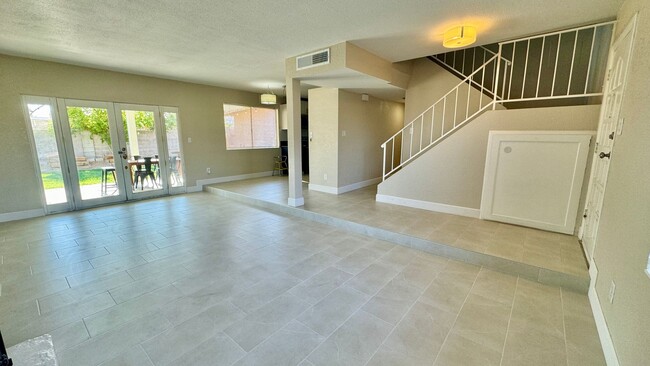 Building Photo - Gorgeous, renovated 4-bedroom home central...