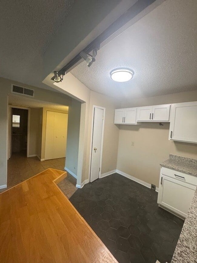 Building Photo - ONE BEDROOM IN GUNBARREL- ALL UTILITIES IN...