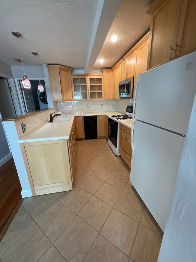 Triturador de basura, lavavajillas, microondas, cocina de gas y refrigerador de tamaño completo. - 2452 Harding Ave