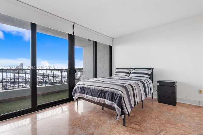 Foto del edificio - 555 NE 15th St
