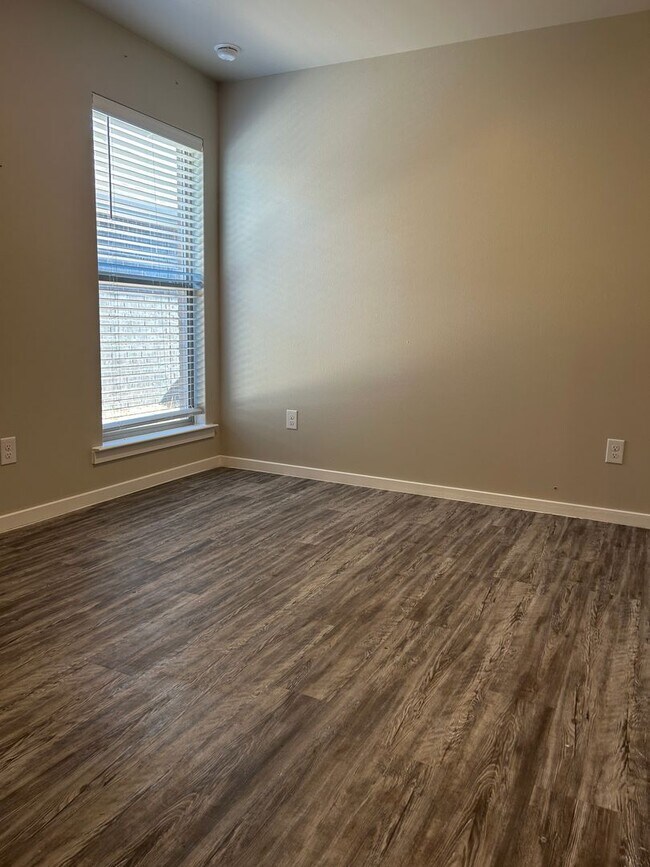 Foto del edificio - 3 bed 2 bath Duplex  Available 9/10!