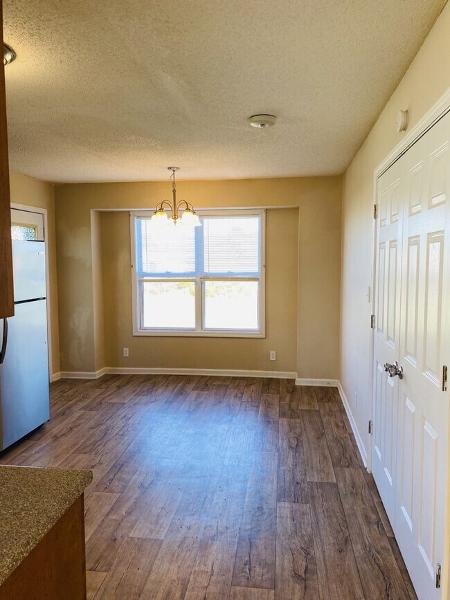 Building Photo - Charming ranch home.