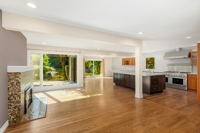 Building Photo - Kirkland 4BR 2.5BA Modern Luxury: Pond-Sid...