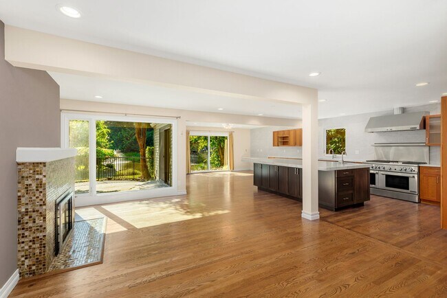 Foto del edificio - Kirkland 4BR 2.5BA Modern Luxury: Pond-Sid...
