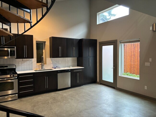 Building Photo - Contemporay Loft in Judkins Park