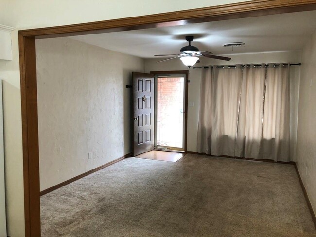 Building Photo - 320 Mimosa Dr