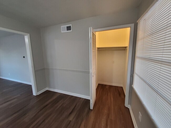 Building Photo - 2400 Perry Cove