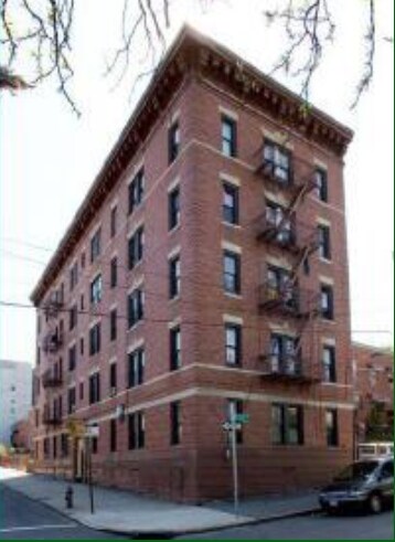 Building Photo - 1841 Mohegan Ave