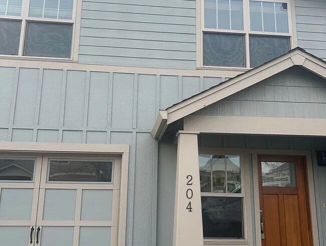 Foto del edificio - East Medford 2 bedroom 1.5 bathroom 2 story townhome