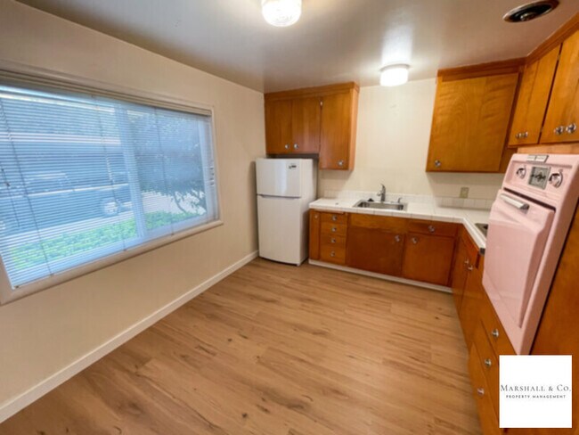 Foto del edificio - NEW LISTING! Walk 1 Block To Downtown! Sec. Deposit lowered! LG. 1 BR/1BA, Hdwd Flrs,Big Walk-In Clo