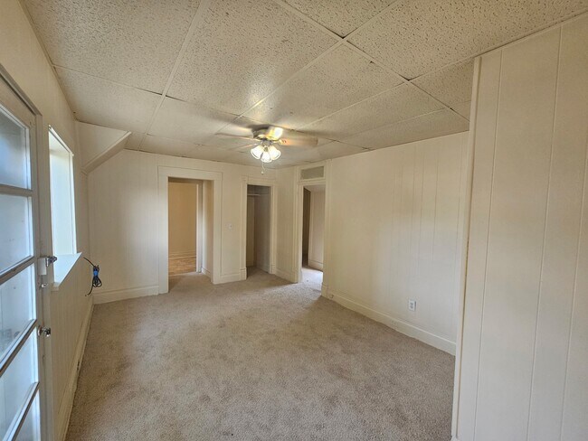 Building Photo - 122 Oak St