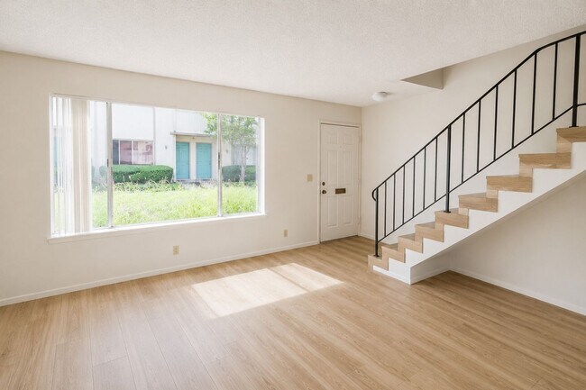 Foto del edificio - 2 Bedroom Townhouse Style Apartment with Private Fenced Patio