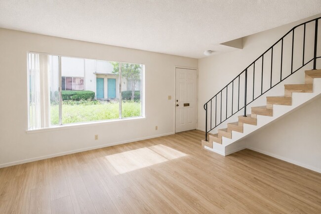 Building Photo - 2 Bedroom Townhouse Style Apartment with Private Fenced Patio