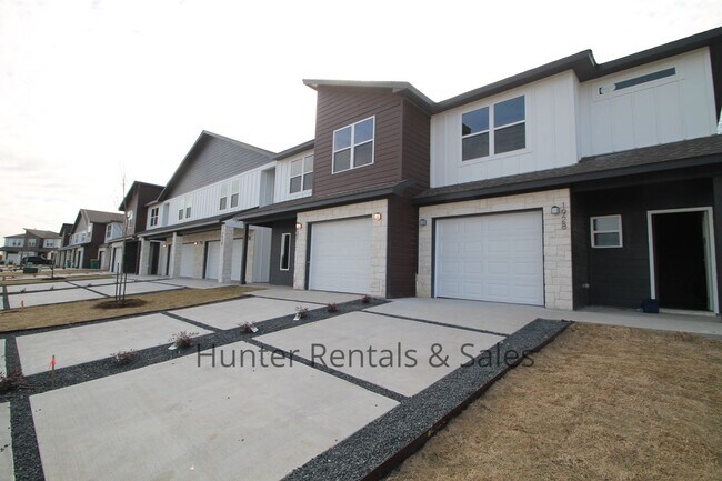 Foto del edificio - Upscale Four-Bedroom Townhome!