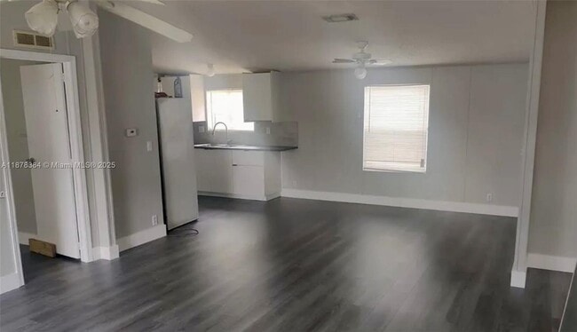 Building Photo - 220 NE 12th Ave