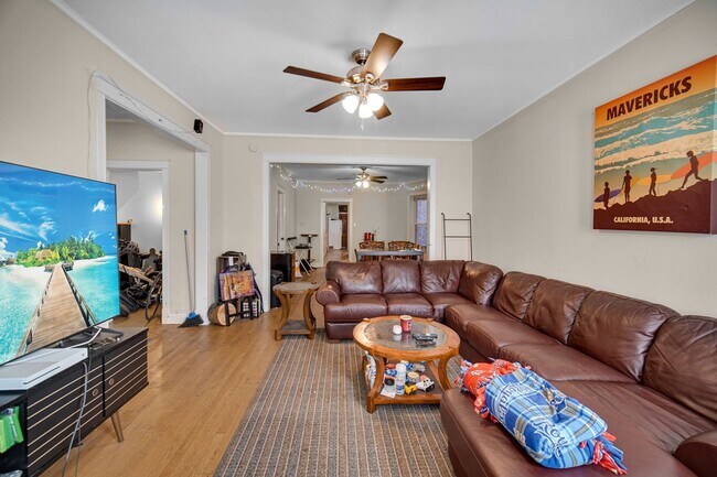 Foto del edificio - 1240 W Cornelia Ave