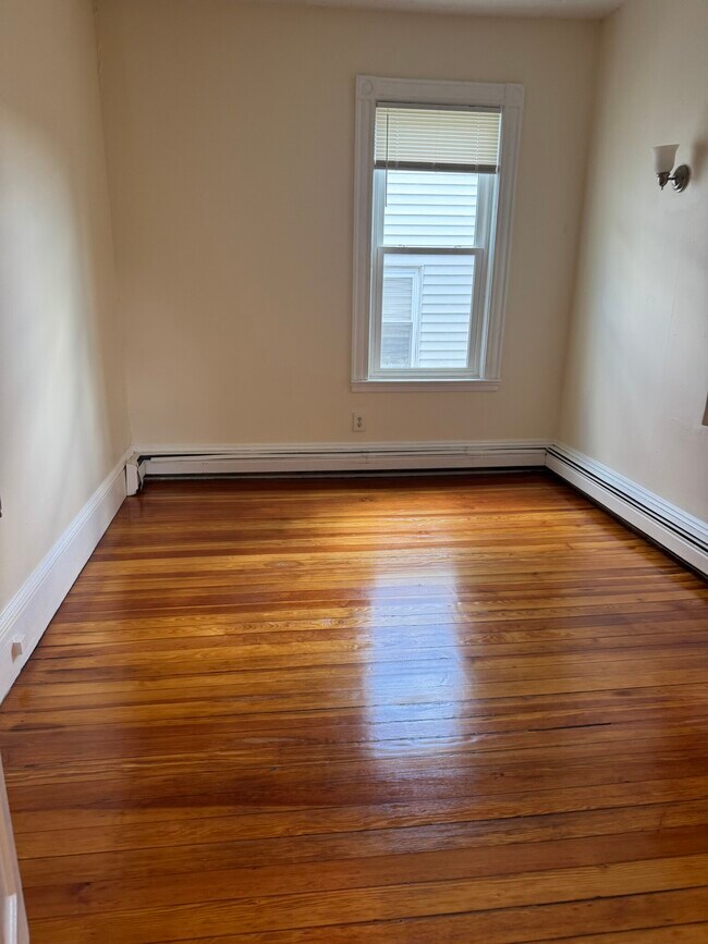 Foto del edificio - 64 Fisher Ave