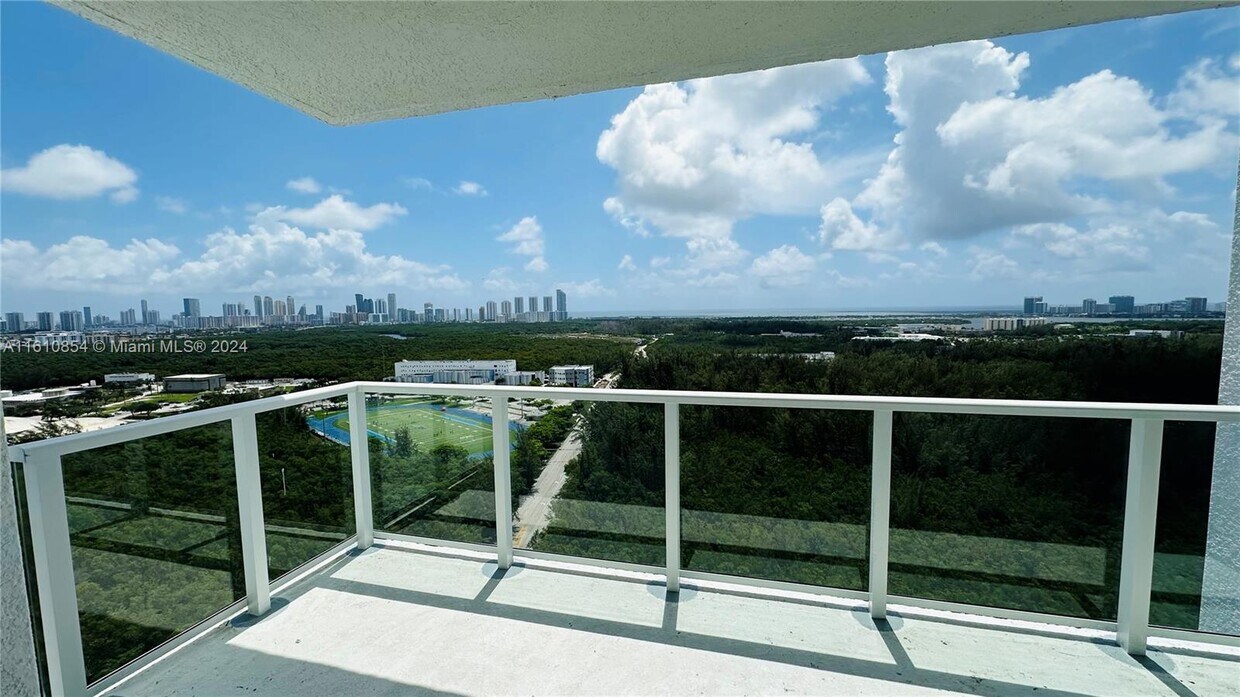 Foto del edificio - 15051 Royal Oaks Ln