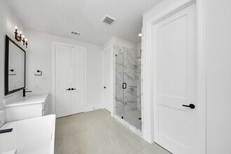 Building Photo - 12010 Royal Oaks Banner Wy