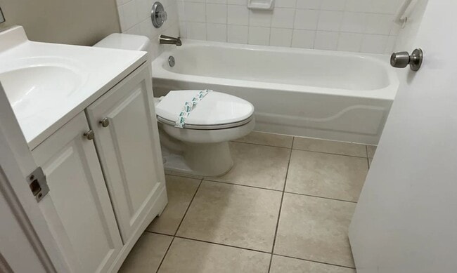 Building Photo - 4965 SW 33rd Ave