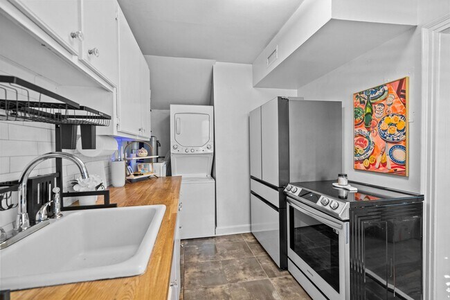 Foto del edificio - Downtown Townhouse Available 1 Nov 25!
