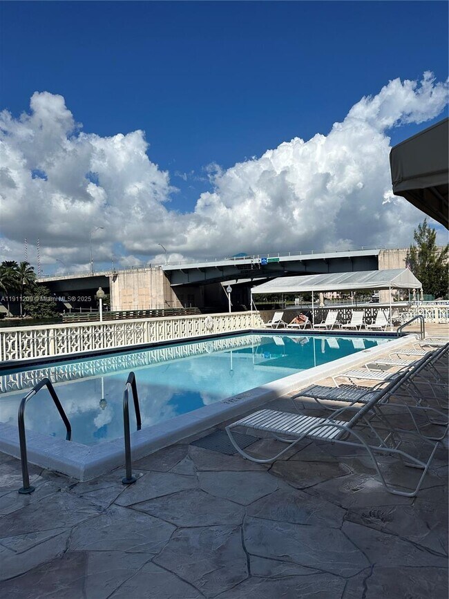 Foto del edificio - 1825 S Ocean Dr