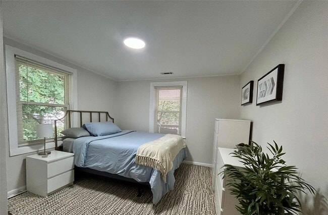 Building Photo - 1034 Charles Ave