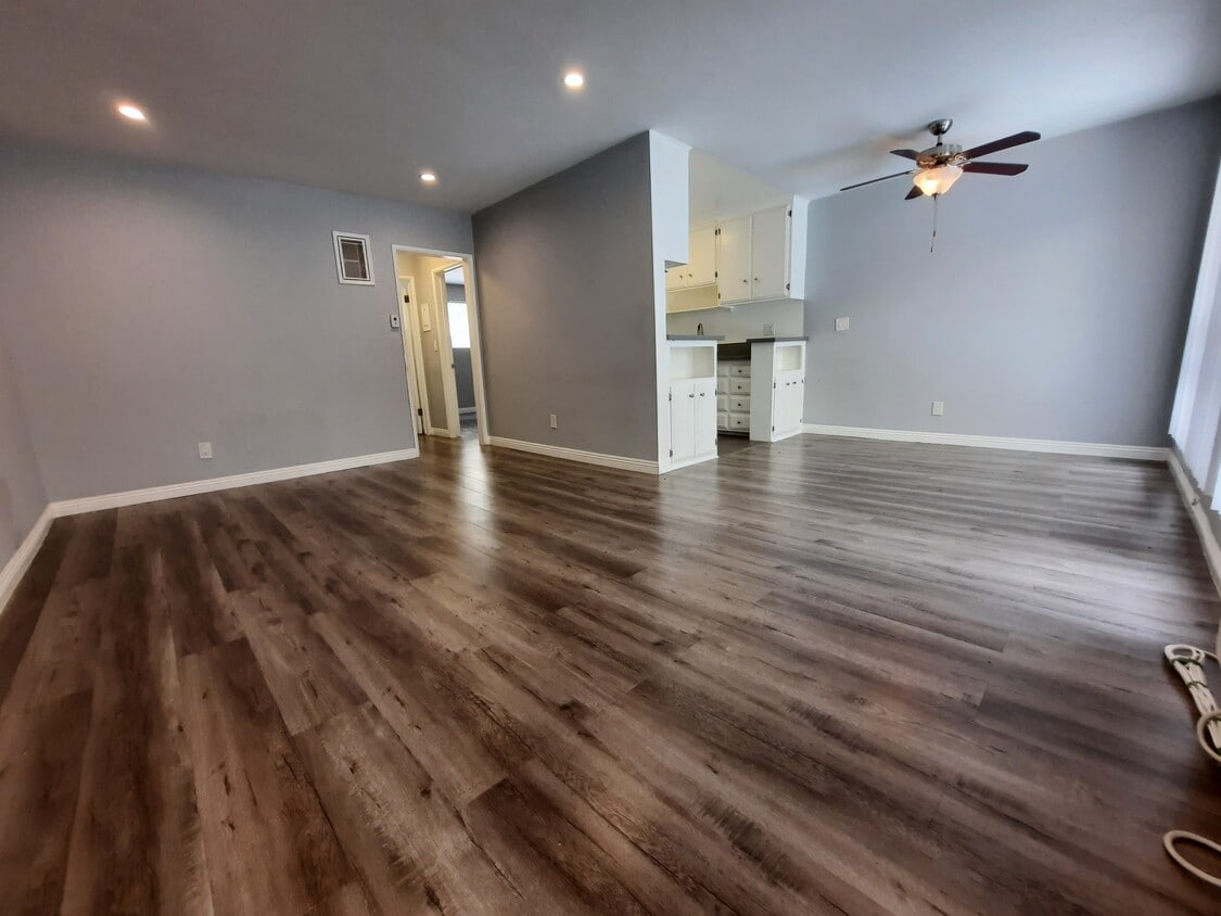Primary Photo - 910 N Orange Grove Ave