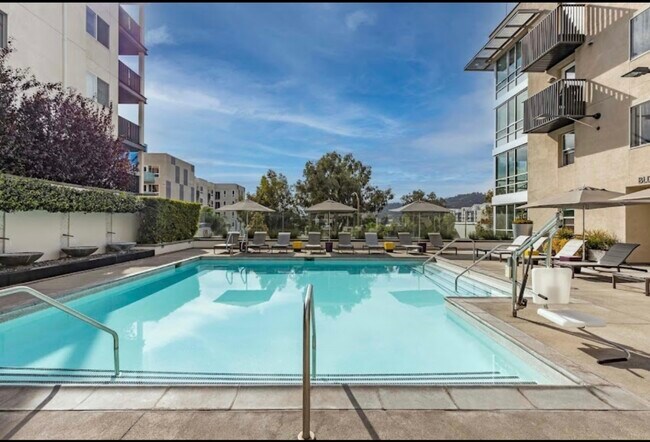 Building Photo - 3900 San Fernando Rd