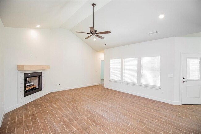 Building Photo - 1024 Parker Ln