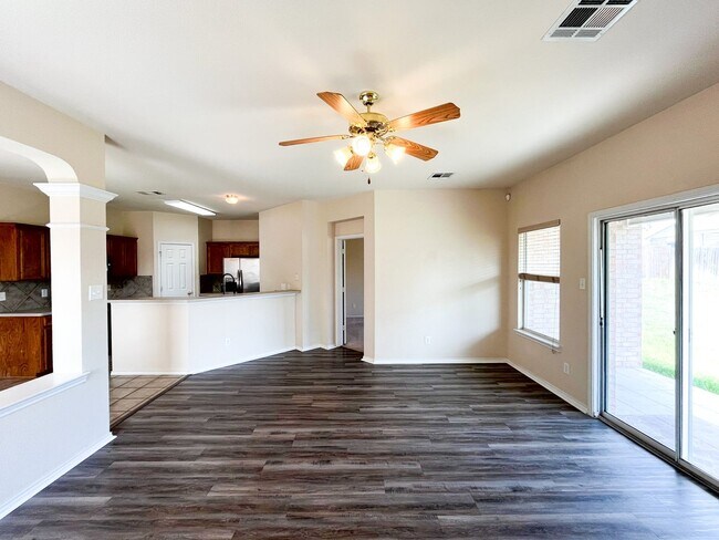 Foto del edificio - Available Now Beautiful 1 story, 4 bedroom...