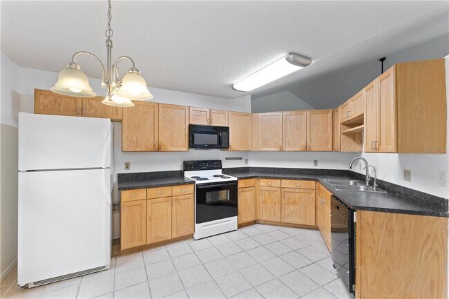 Building Photo - 1638 Pinehurst Dr