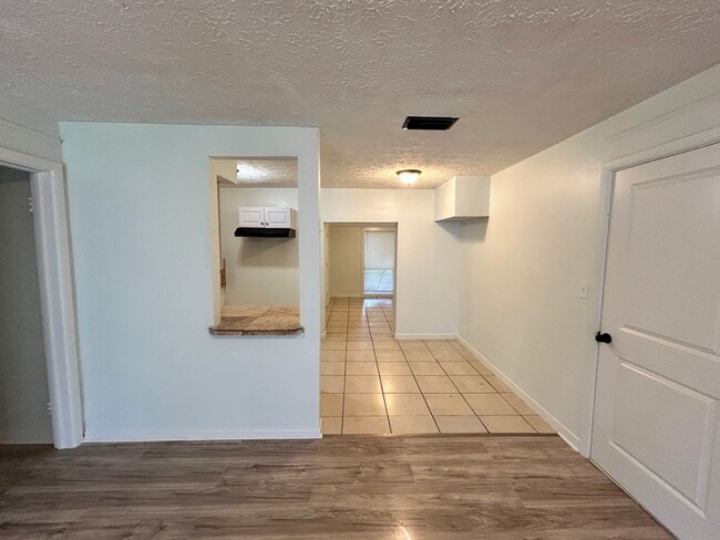 Building Photo - 4/2 Westside Dream!