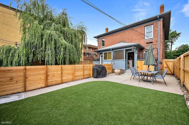 Building Photo - 3 br, 1 bath Townhome - 228 South Logan St...