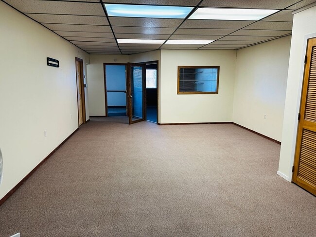 Building Photo - Pet Friendly 2 bedroom with Laundry and Off Street Parking