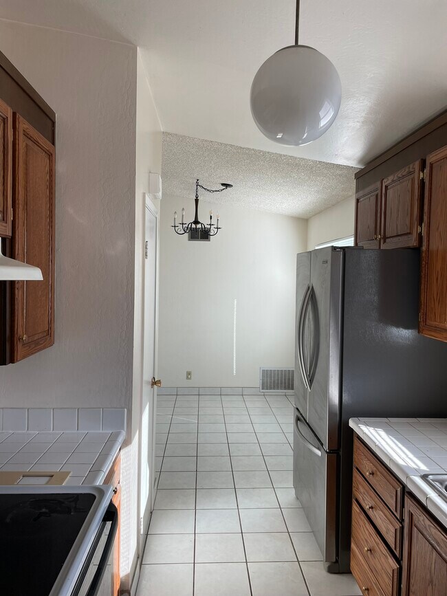 Building Photo - 1679 Canary Dr