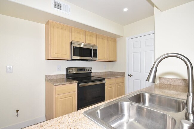Foto del edificio - Charming 2nd Floor Unit In Gated Community!