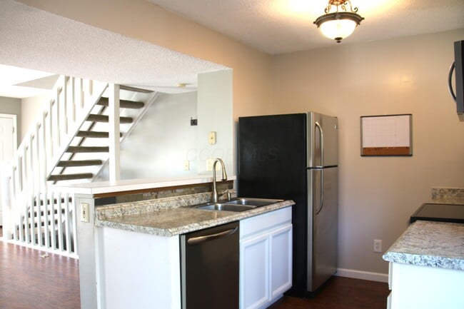 Foto del edificio - 4885 Stoneybrook Blvd