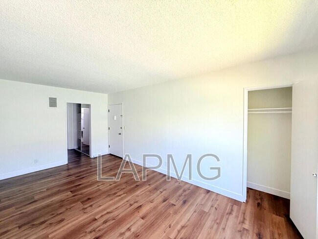 Building Photo - 233 N Hollywood Way