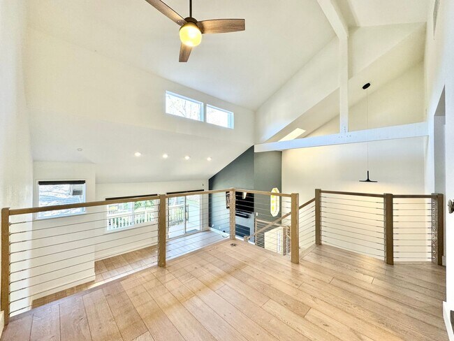 Foto del edificio - Stunning 3BD Home in Costa Mesa — 2 Car Attached Garage, Pool, Tennis Court & Modern Upgrades