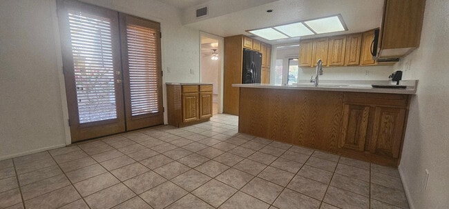 Building Photo - 333 E Lilac Dr