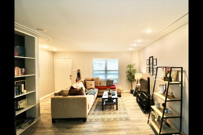 Building Photo - 855 Augusta Dr