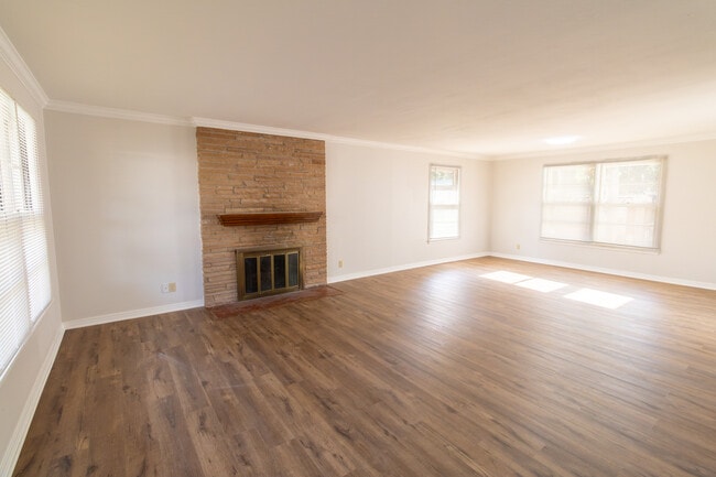Building Photo - 2400 Hampstead Ln