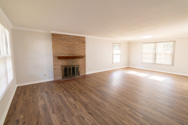 Foto del edificio - 2400 Hampstead Ln