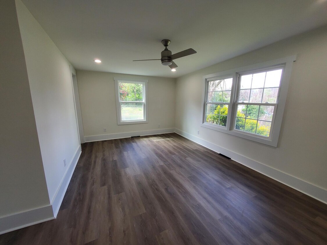 Building Photo - COMING SOON! Live in Comfort & Style – Ren...