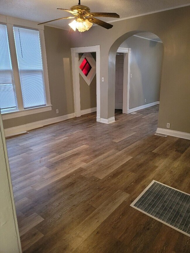 Building Photo - 2 Bedroom newly remodeled unit!