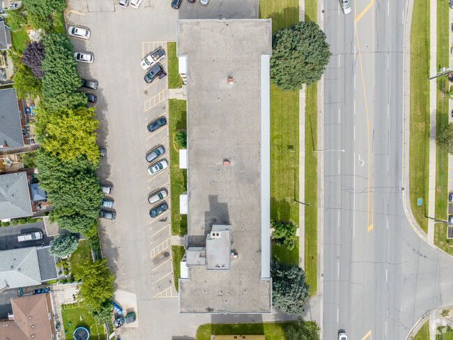Building Photo - Glen Oaks